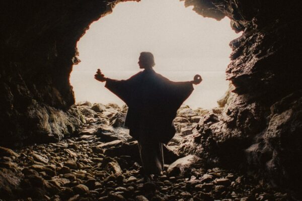 Laura Misch - Echoes - BestNewMusic2026 - New Music 2026 > > W08